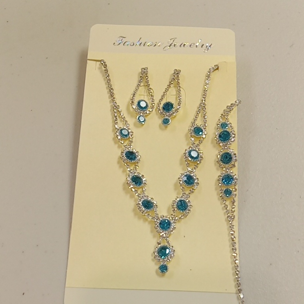 Fashion Jewelry Turquoise and Silver Necklace Set